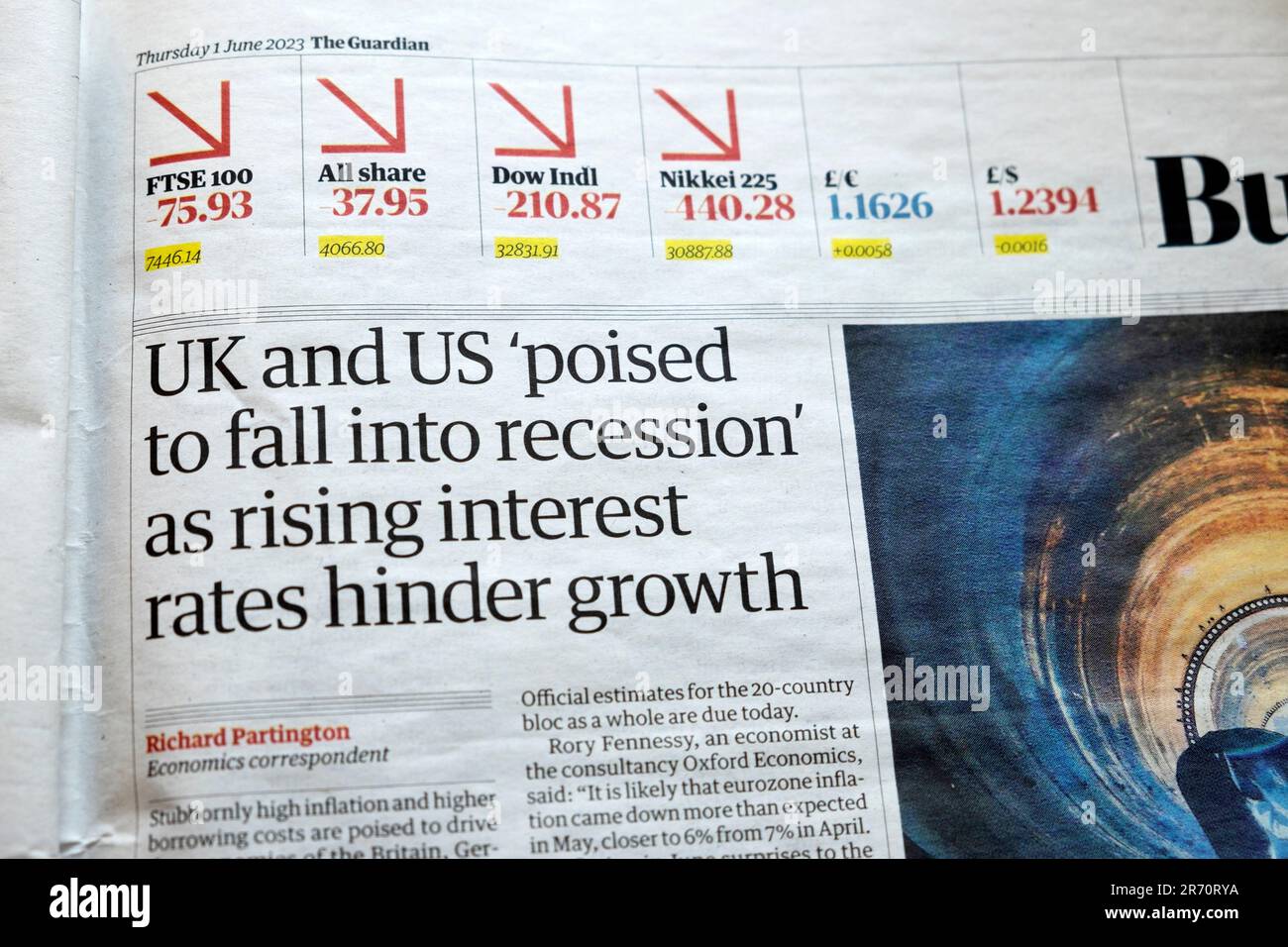 'Reino Unido y Estados Unidos 'están a punto de caer en recesión', ya que el aumento de los tipos de interés obstaculizan el crecimiento', artículo principal del periódico The Guardian sobre economía empresarial 2 de junio de 2023 Reino Unido Foto de stock