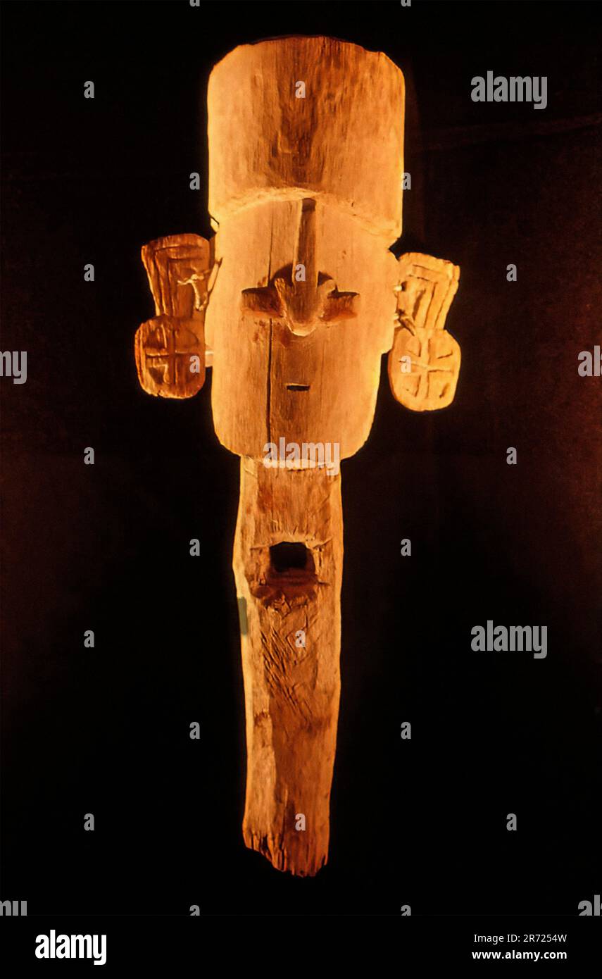 Perù Leymebamba - Un ídolo de madera de Chachapoya recuperado en 1997 del sitio de la Laguna de los Cóndores. Foto de stock