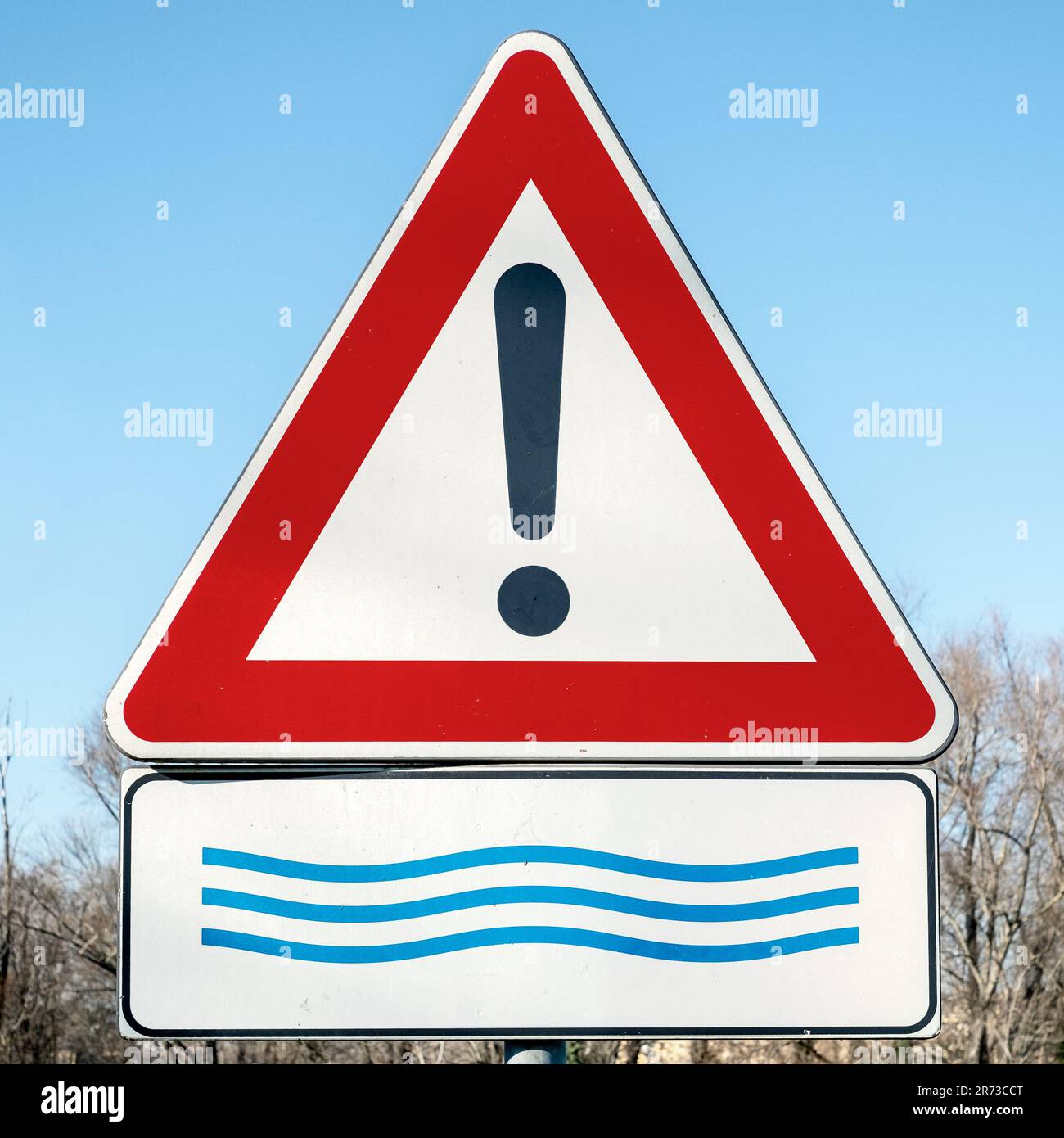 La señal de tráfico advierte del peligro de inundación. Emilia-Romaña, Italia Foto de stock