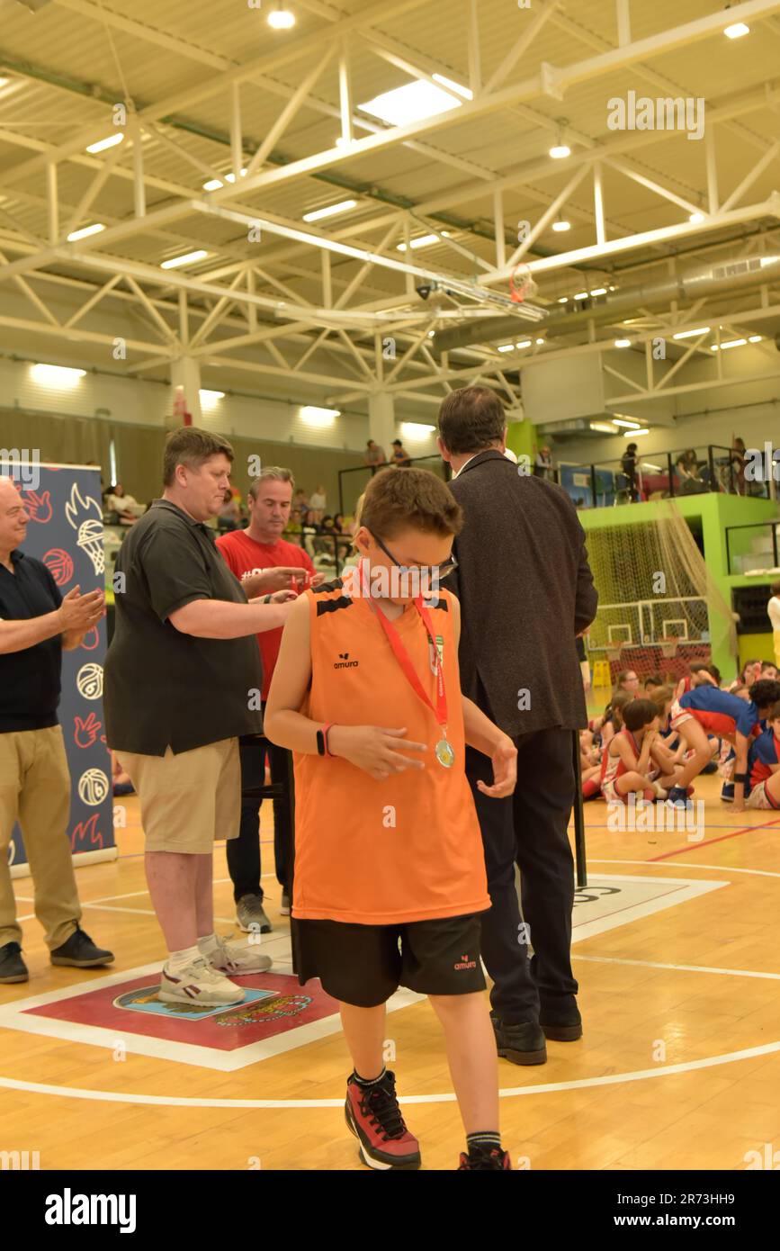 Vigo, España. 11º de junio de 2023. El alcalde de Vigo, Abel Caballero, entrega medallas a todos los jugadores y participantes en el torneo de minibaloncesto Foto de stock