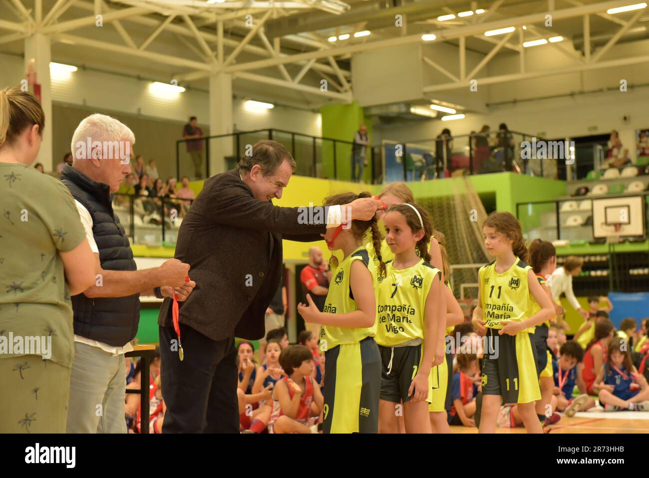 Vigo, España. 11º de junio de 2023. El alcalde de Vigo, Abel Caballero, entrega medallas a todos los jugadores y participantes en el torneo de minibaloncesto Foto de stock