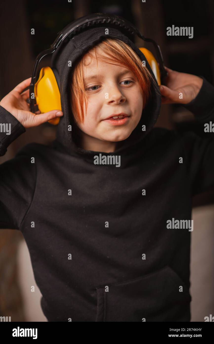 Bebé con auriculares fotografías e imágenes de alta resolución - Alamy