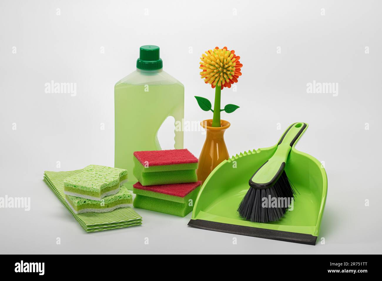 https://c8.alamy.com/compes/2r751tt/sistema-de-barrido-verde-vigar-flower-power-cepillo-de-lavavajillas-limpiador-universal-panos-de-limpieza-esponjas-de-limpieza-fondo-blanco-2r751tt.jpg