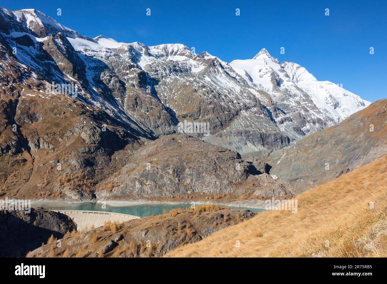 Nieve cubierta Großglockner en el paisaje de otoño con el embalse de Margaritzen en primer plano, buen tiempo Foto de stock