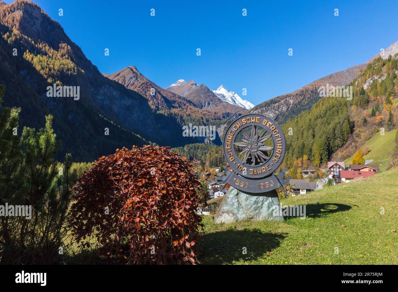 Cementerio de montañeros, Heiligenblut en Großglockner, buen tiempo, vista sobre Großglockner Foto de stock