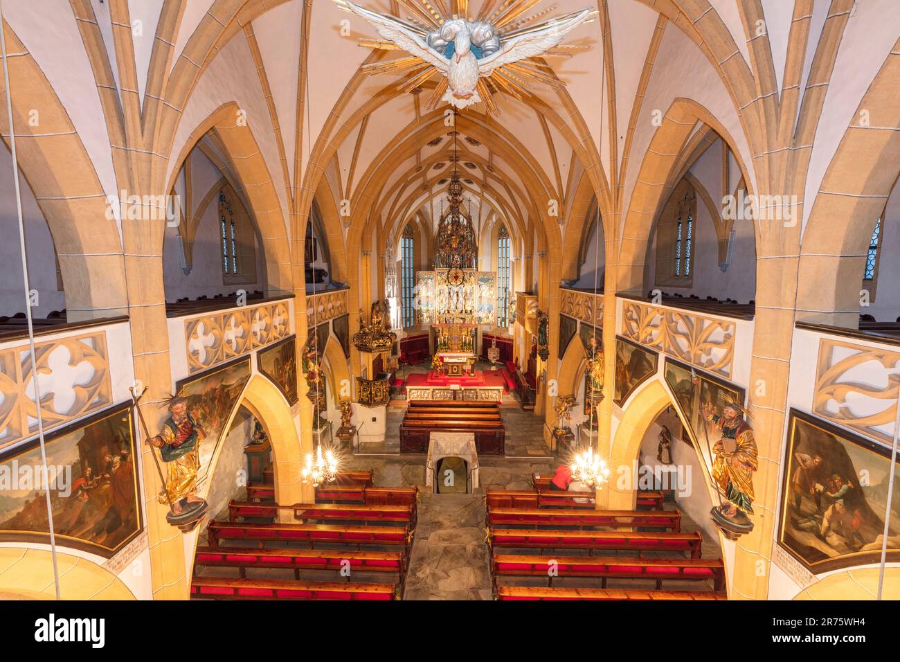 Iglesia parroquial St Vincent, interior, Heiligenblut am Großglockner, vista de galería a altar, entrada a cripta, festivamente decorado, araña, cosecha de acción de gracias Foto de stock