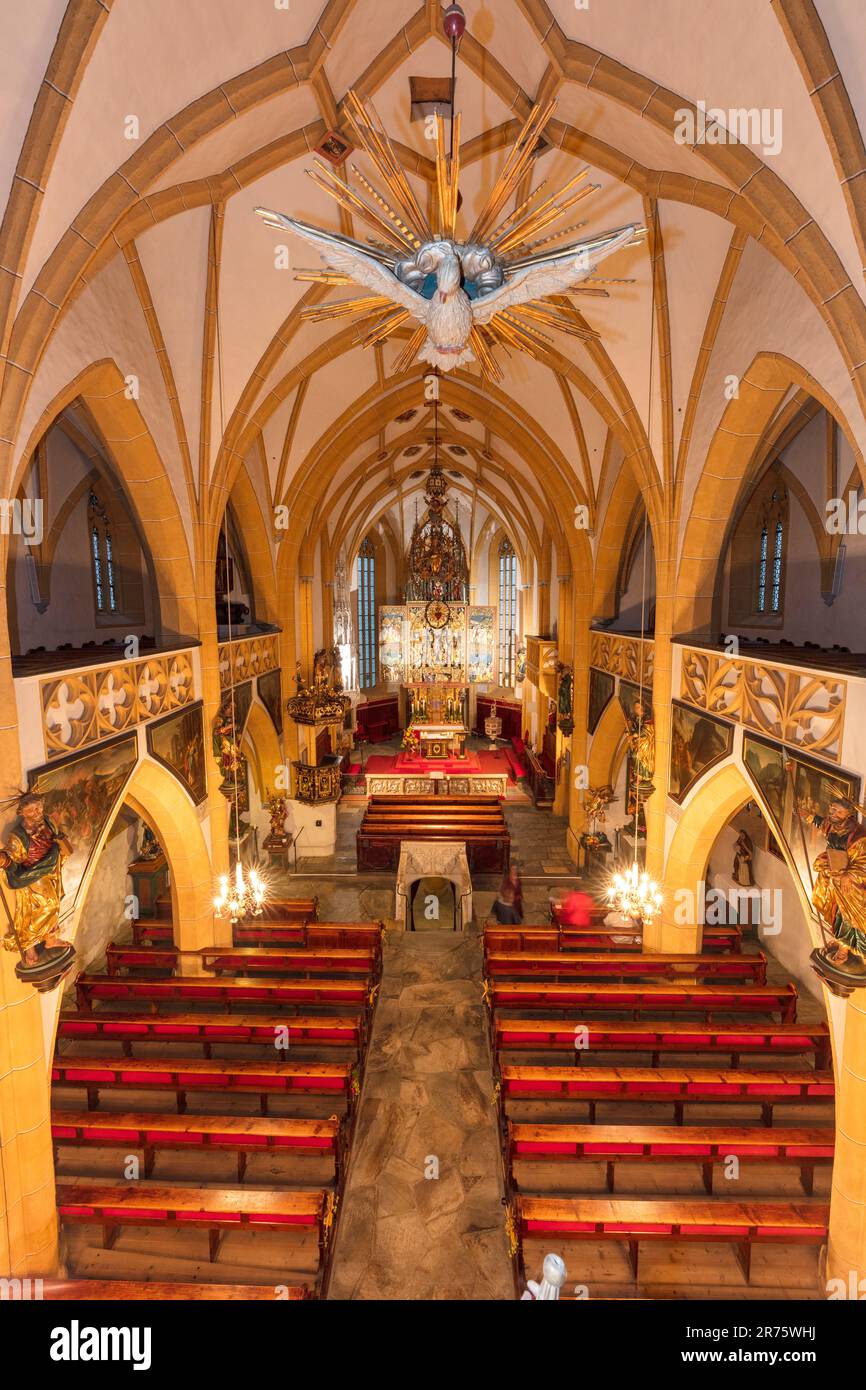 Iglesia parroquial St Vincent, vista interior, Heiligenblut am Großglockner, vista desde la galería al altar, entrada a la cripta Foto de stock