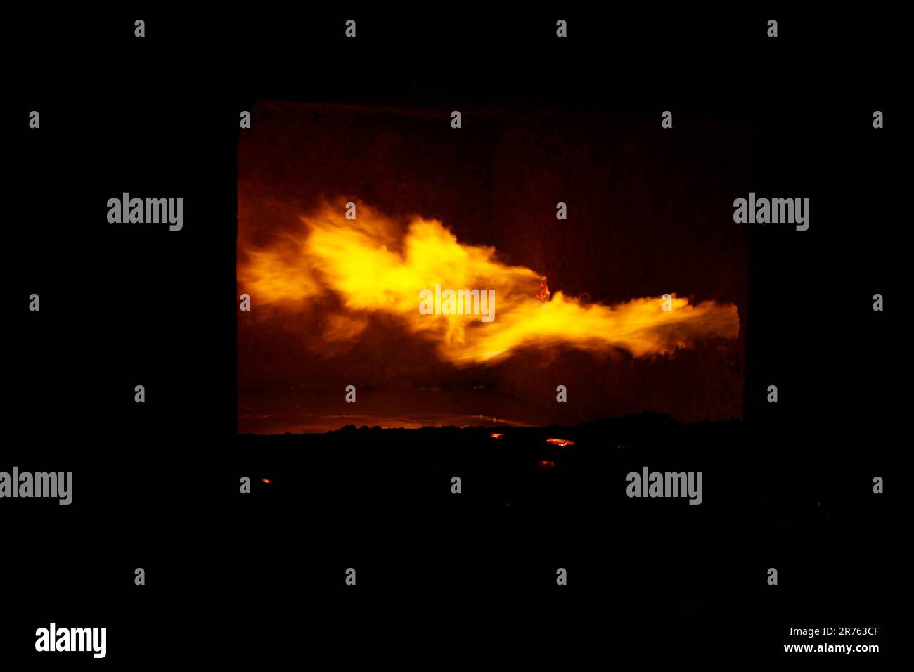 Horno para metal de mezcla de hierro-acero con temperatura entre 1300 y  1500 grados Fotografía de stock - Alamy