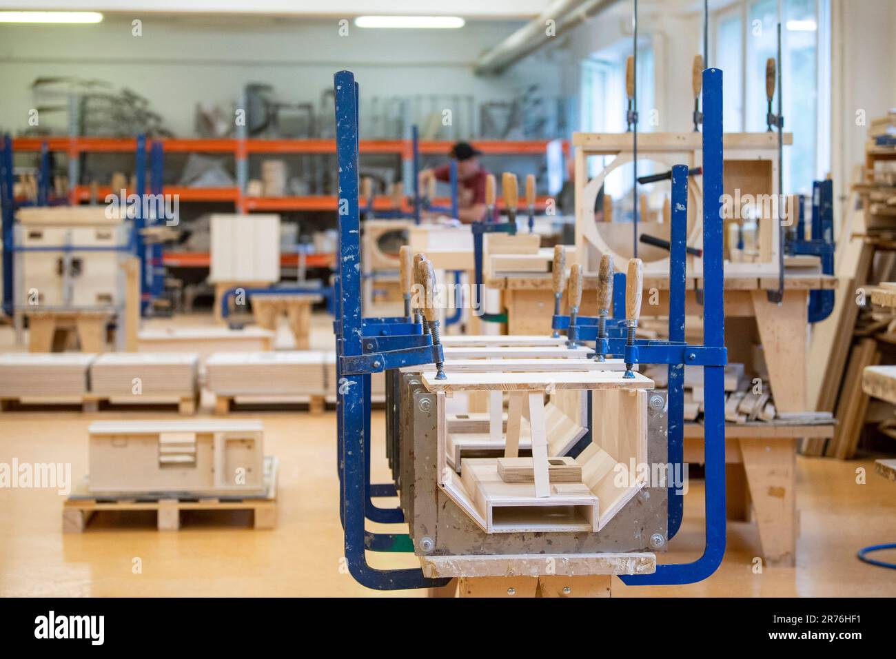Milevsko, República Checa. 13º de junio de 2023. Fabricación de cajas de  altavoces en la planta de producción de la compañía KV2 Audio  International, en la foto el 6 de junio de