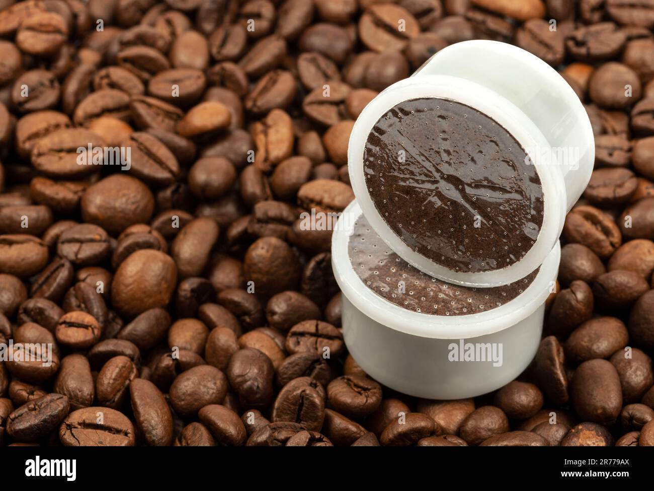 Puntos de café espresso en el fondo de los granos de café Foto de stock