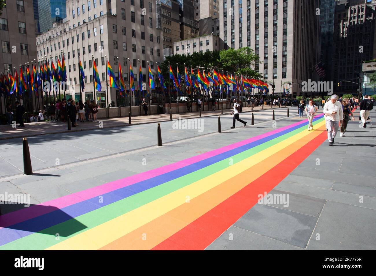Nueva YORK, EE.UU., 13/06/2023, las banderas del arco iris que representan el orgullo LGBTQIA decoran Rockefeller Plaza. El 28 de junio de 1969, la policía de Nueva York allanó el Stonewall Inn, un club gay ubicado en Greenwich Village. El ataque provocó un motín y una serie de manifestaciones en toda la ciudad de Nueva York que llevaron a movimientos por los derechos de los homosexuales en todo Estados Unidos y la primera marcha del Orgullo en 1970. Foto tomada el 13 de junio de 2023.(Foto: Vanessa Carvalho) Crédito: Brazil Photo Press/Alamy Live News Foto de stock