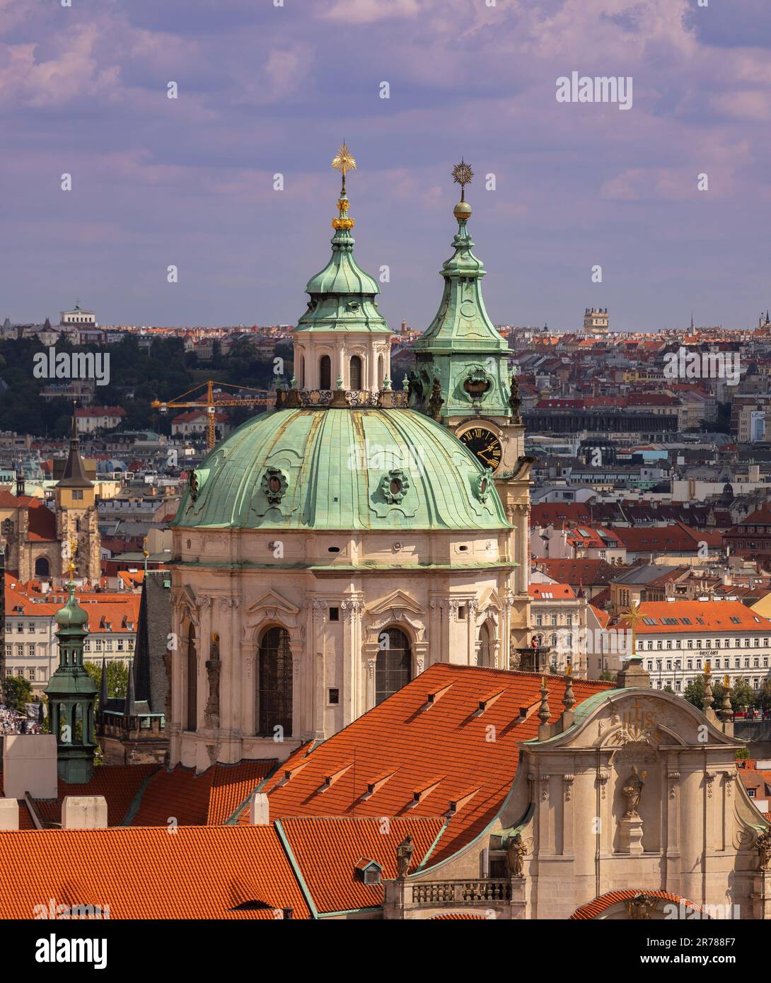 PRAGA, REPÚBLICA CHECA, EUROPA - ST. La iglesia de Nicolás, una iglesia barroca en la Ciudad Menor de Praga, y vista de la ciudad. Foto de stock