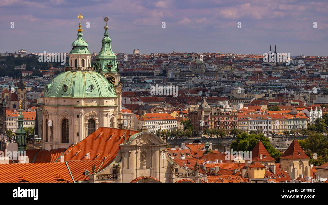 PRAGA, REPÚBLICA CHECA, EUROPA - ST. La iglesia de Nicolás, una iglesia barroca en la Ciudad Menor de Praga, y vista de la ciudad. Foto de stock