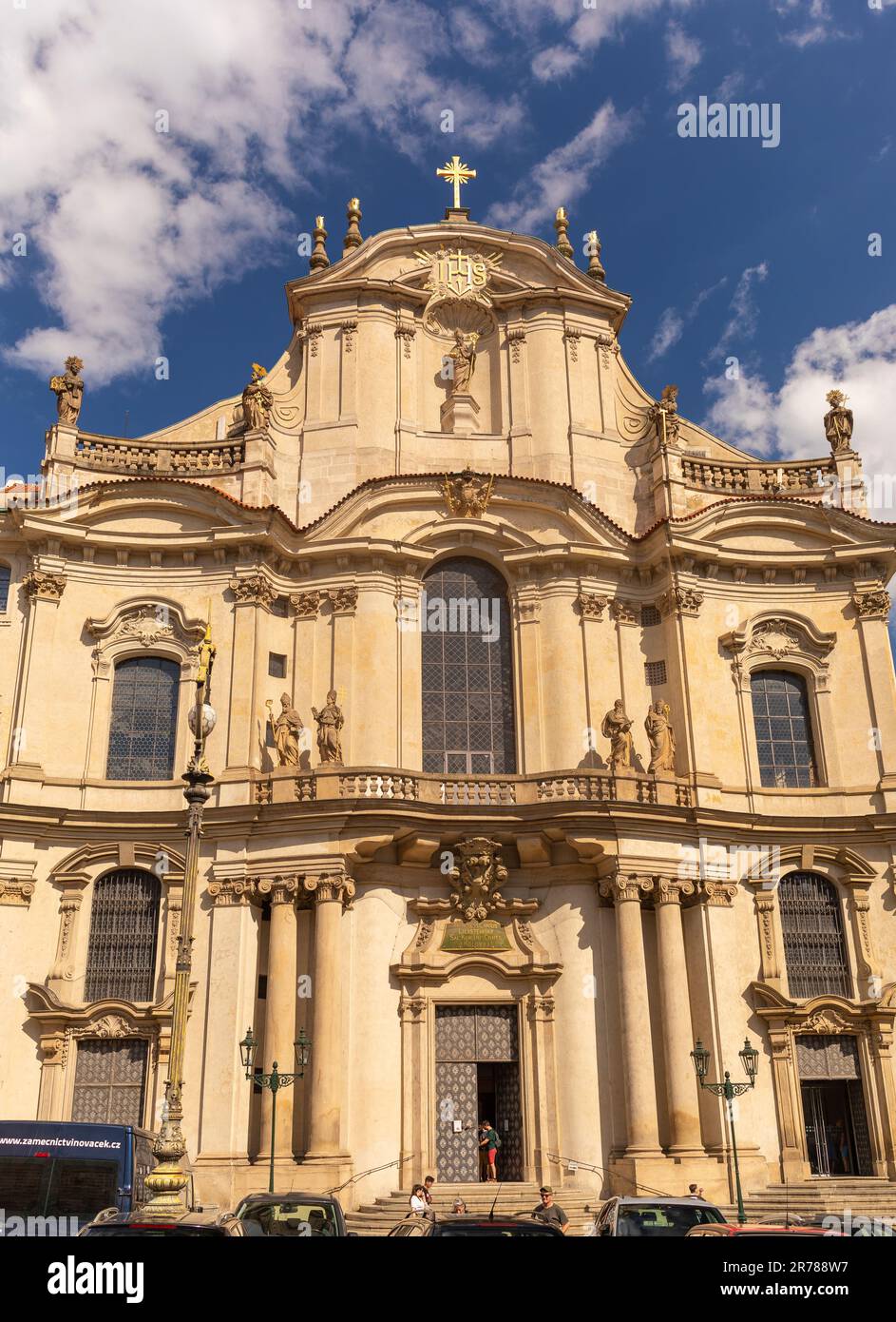 PRAGA, REPÚBLICA CHECA, EUROPA - Entrada principal a St. La iglesia de Nicolás, una iglesia barroca en la Ciudad Menor de Praga. Foto de stock