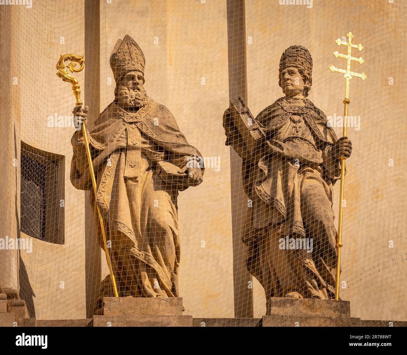 PRAGA, REPÚBLICA CHECA, EUROPA - Estatua y cruz, entrada principal a St. La iglesia de Nicolás, una iglesia barroca en la Ciudad Menor de Praga. Foto de stock