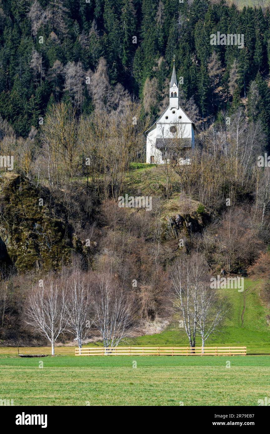 Pequeña iglesia alpina, Freienfeld-Campo di Trens, Trentino-Alto Adige/Sudtirol, Italia Foto de stock