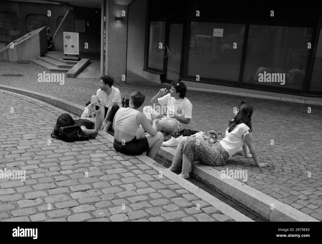 Los estudiantes se relajan en los arroyos de la calle en Friburgo de Brisgovia Foto de stock