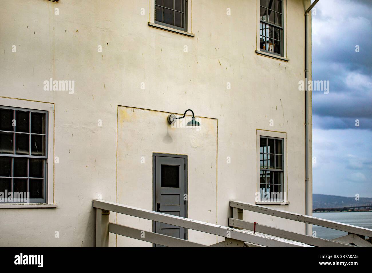 Frente de la casa de guardia y puerto de sally de la prisión federal de la isla de Alcatraz de los Estados Unidos en la bahía de San Francisco, California, EE.UU. Sur Foto de stock