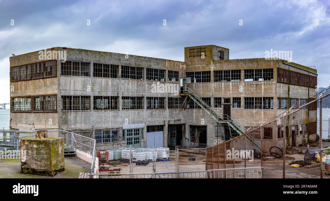 Edificio industrial modelo de la prisión federal de la isla de Alcatraz de los Estados Unidos de América en la bahía de San Francisco, California, EE.UU. Surve Foto de stock