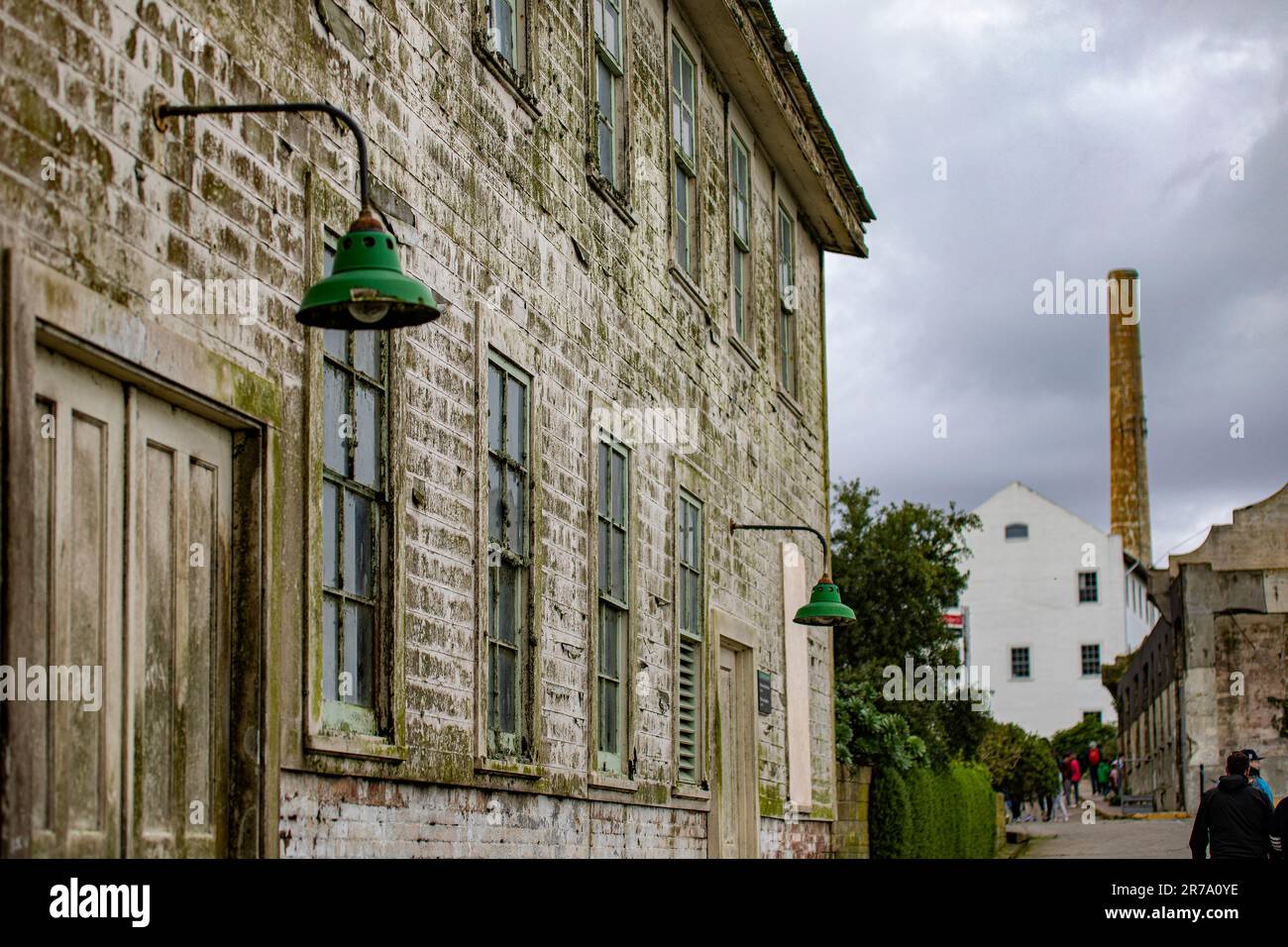 Alarma, campana y cuartel de la prisión federal de la isla de Alcatraz de los Estados Unidos de América en la bahía de San Francisco, California, EE.UU. Survei Foto de stock