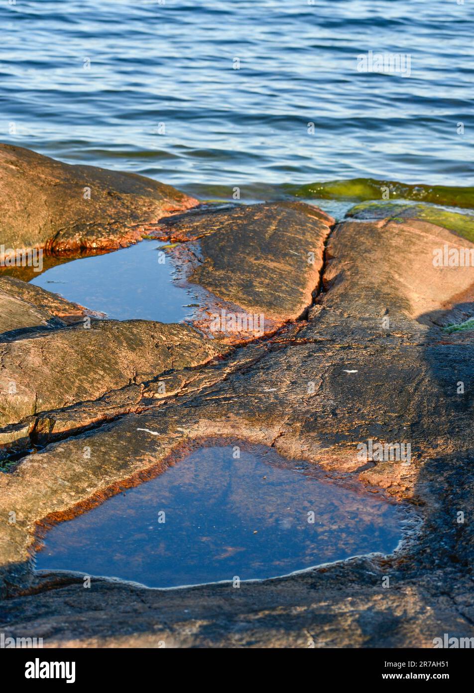 Orilla rocosa junto al Mar Báltico en Finlandia Foto de stock