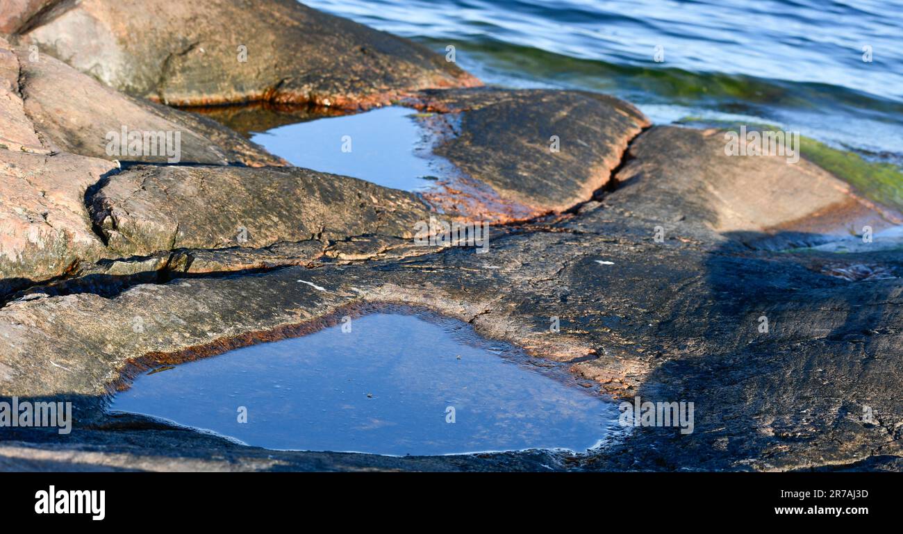 Orilla rocosa junto al Mar Báltico en Finlandia Foto de stock