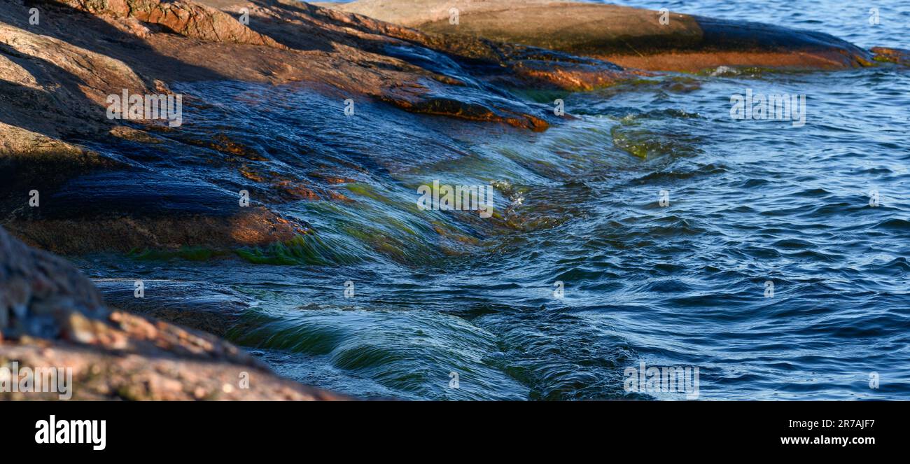 Orilla rocosa junto al Mar Báltico en Finlandia Foto de stock