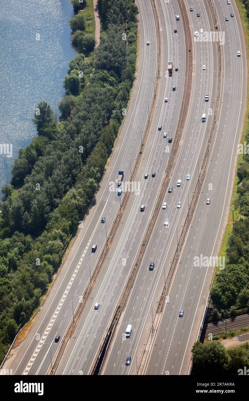 Vista aérea de un tramo de la autopista M60 de varios carriles en Sale Water Park en Manchester. Foto de stock