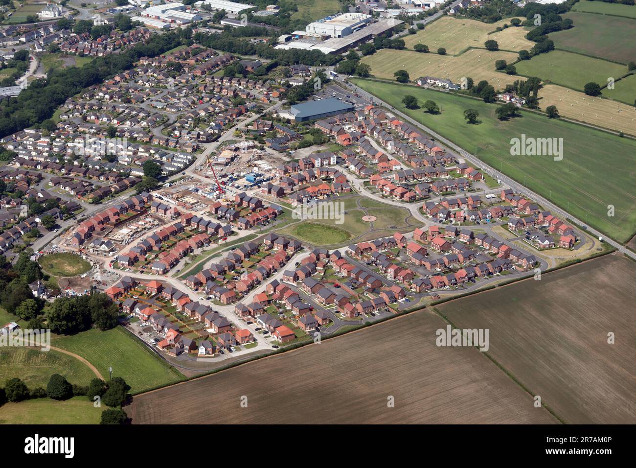 Vista aérea de una nueva urbanización construida por Maes y Rhedyn, Anwyl Homes, que se cree que se construyó en terrenos del cinturón verde anterior en el norte del Reino Unido Foto de stock