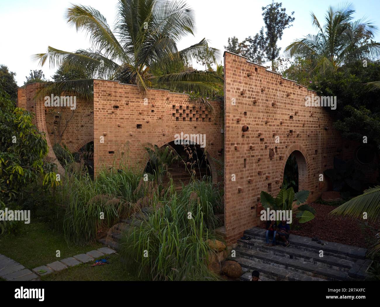 Vista de la tarde desde el césped. Ruinas subteranianas, Kaggalipura, Bangalore, India. Arquitecto: A Threshold Architects, 2023. Foto de stock
