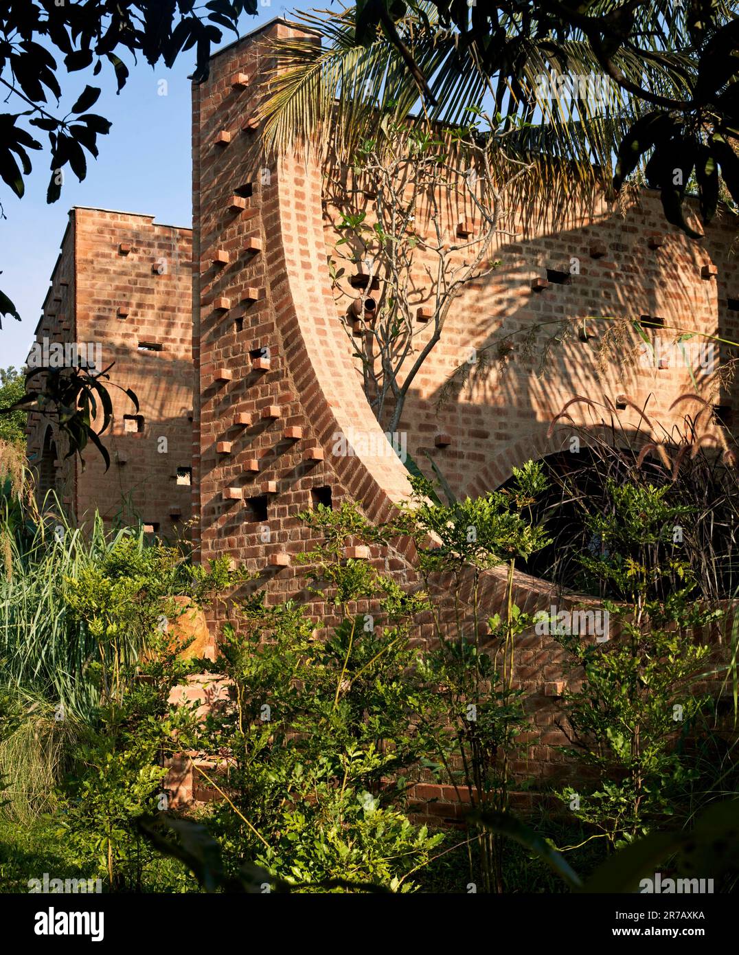 Vista de la tarde. Ruinas subteranianas, Kaggalipura, Bangalore, India. Arquitecto: A Threshold Architects, 2023. Foto de stock