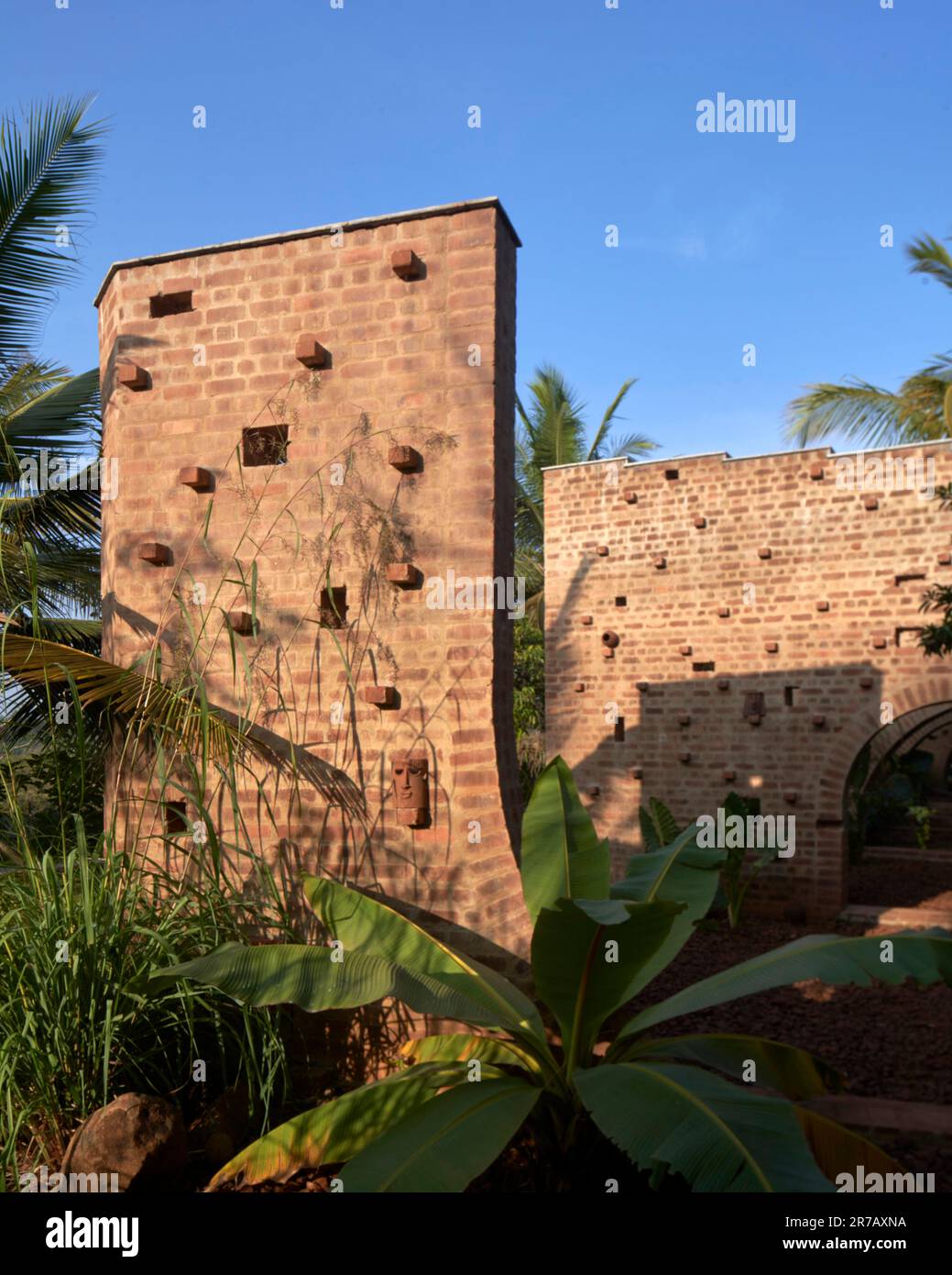 Arcos a última hora de la tarde. Ruinas subteranianas, Kaggalipura, Bangalore, India. Arquitecto: A Threshold Architects, 2023. Foto de stock