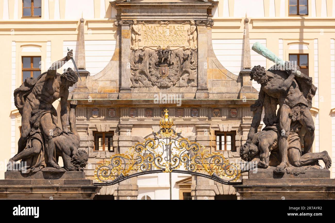 HRADCANY, PRAGA, REPÚBLICA CHECA, EUROPA - Estatuas en la Puerta Occidental al Castillo de Praga, Plaza Hradcany. Foto de stock