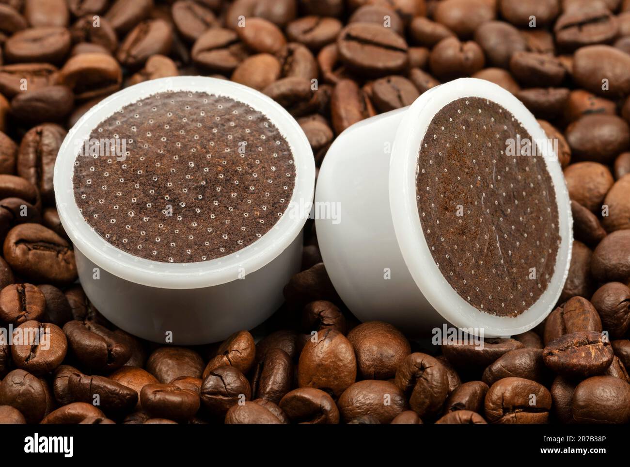Puntos de café espresso en el fondo de los granos de café Foto de stock