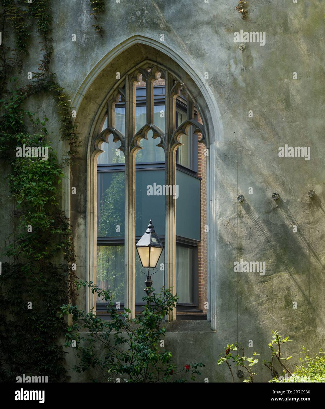 Lámpara de calle de Londres en la ventana tallada de la iglesia de St Dunstan en la ciudad de Londres Foto de stock