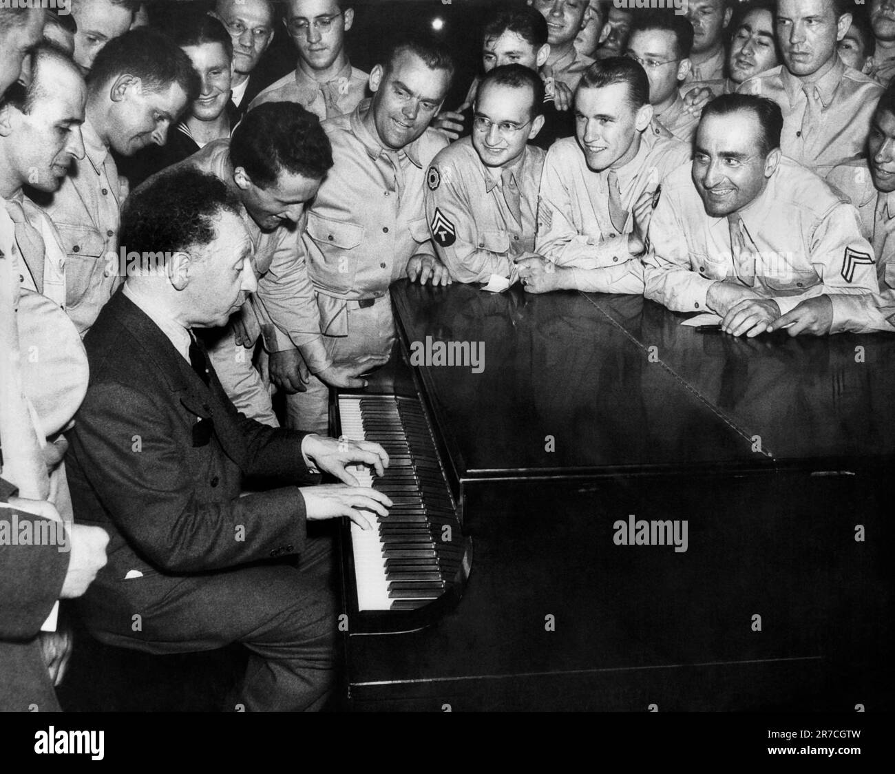 Estados Unidos: c. 1945 El pianista clásico Arthur Rubinstein tocando para soldados estadounidenses. Foto de stock