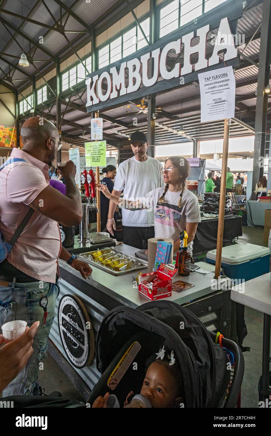 Detroit, Michigan - VegFest atrajo a miles de personas al mercado oriental para demostraciones de cocina y alimentos vegetarianos. El evento fue patrocinado por VegMichi Foto de stock