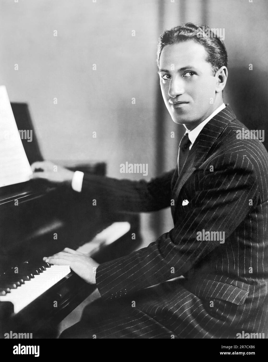 Nueva York, Nueva York: Agosto de 1928, Una fotografía promocional de la National Broadcasting Company para el compositor y pianista estadounidense George Gershwin. Foto de stock