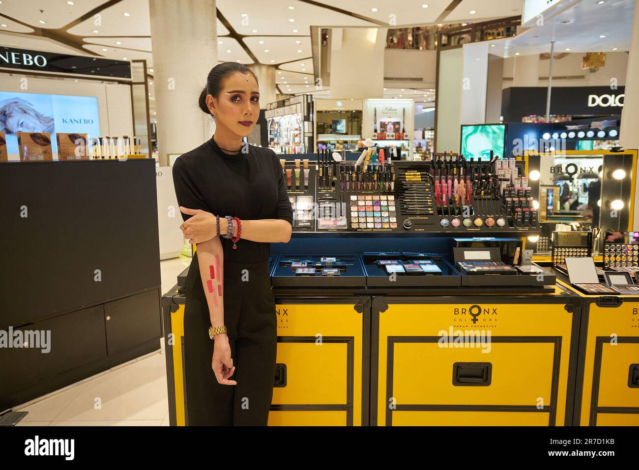 BANGKOK, TAILANDIA - CIRCA ENERO de 2020: Retrato interior del vendedor de productos de maquillaje Bronx Colors en el centro comercial Siam Paragon en Bangkok. Foto de stock