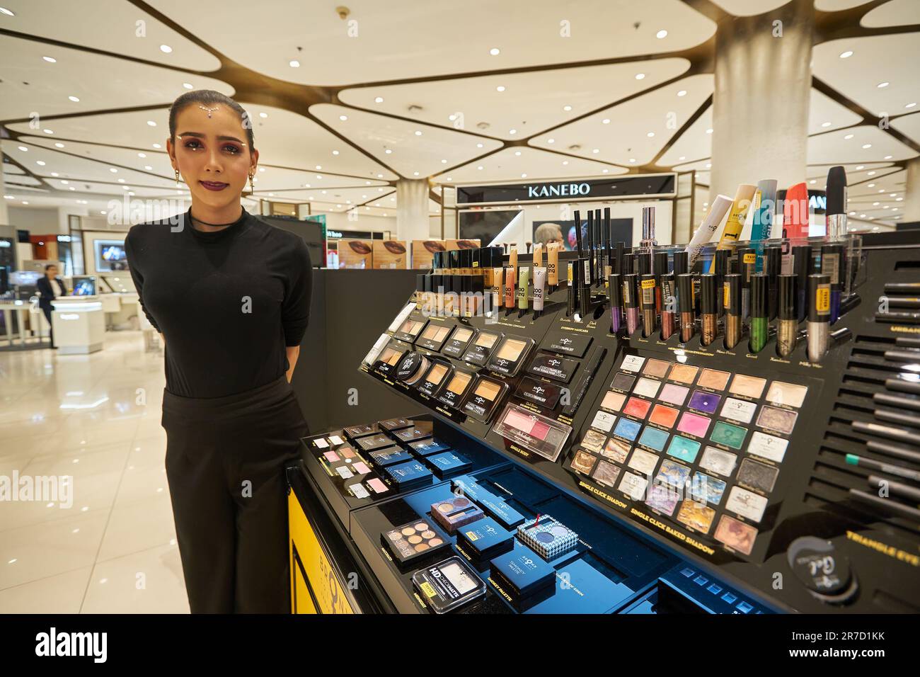 BANGKOK, TAILANDIA - CIRCA ENERO de 2020: Retrato interior del vendedor de productos de maquillaje Bronx Colors en el centro comercial Siam Paragon en Bangkok. Foto de stock