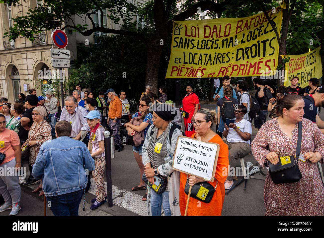 Los Manifestantes Se Reúnen Frente Al Senado Francés Durante La Protesta Por La Crisis De La 4826