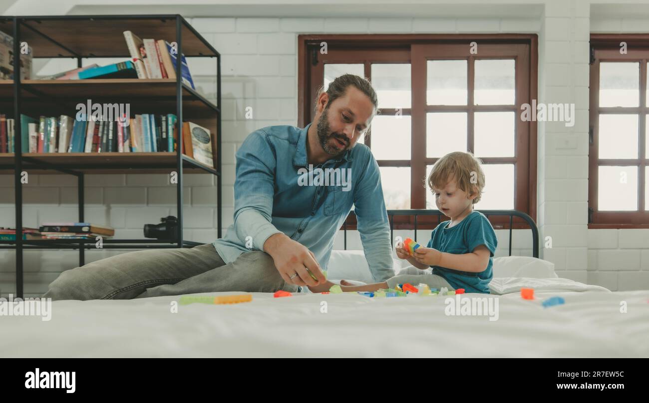 Además de ser divertidos juguetes educativos y bloques de construcción ayudan a los niños a desarrollar el cerebro, mejorar la coordinación de los ojos de la mano, mejorar las habilidades motoras finas, aumentar la conc Foto de stock