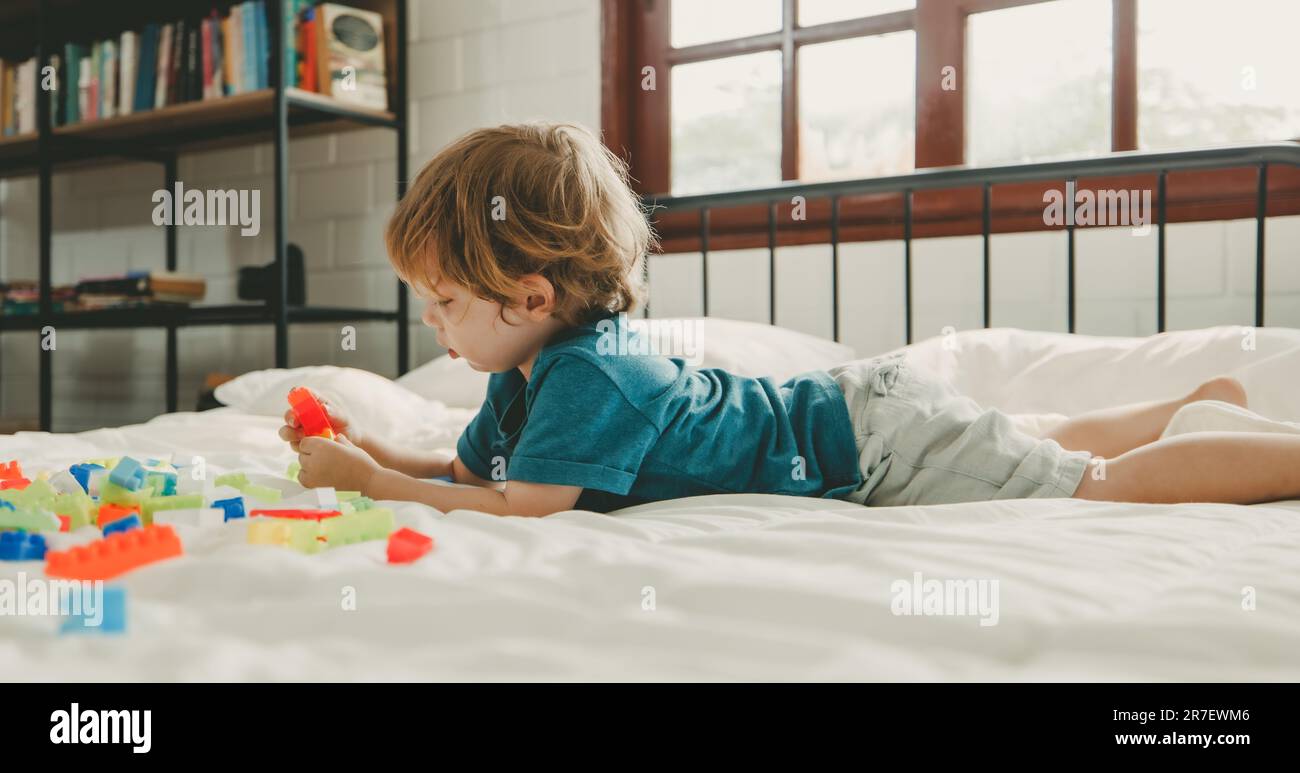 Niño recién nacido 7 meses bebiendo de verde lima, alimentación de bebés  taza taza vaso de precipitado mostrando habilidades de motor avanzado  Fotografía de stock - Alamy