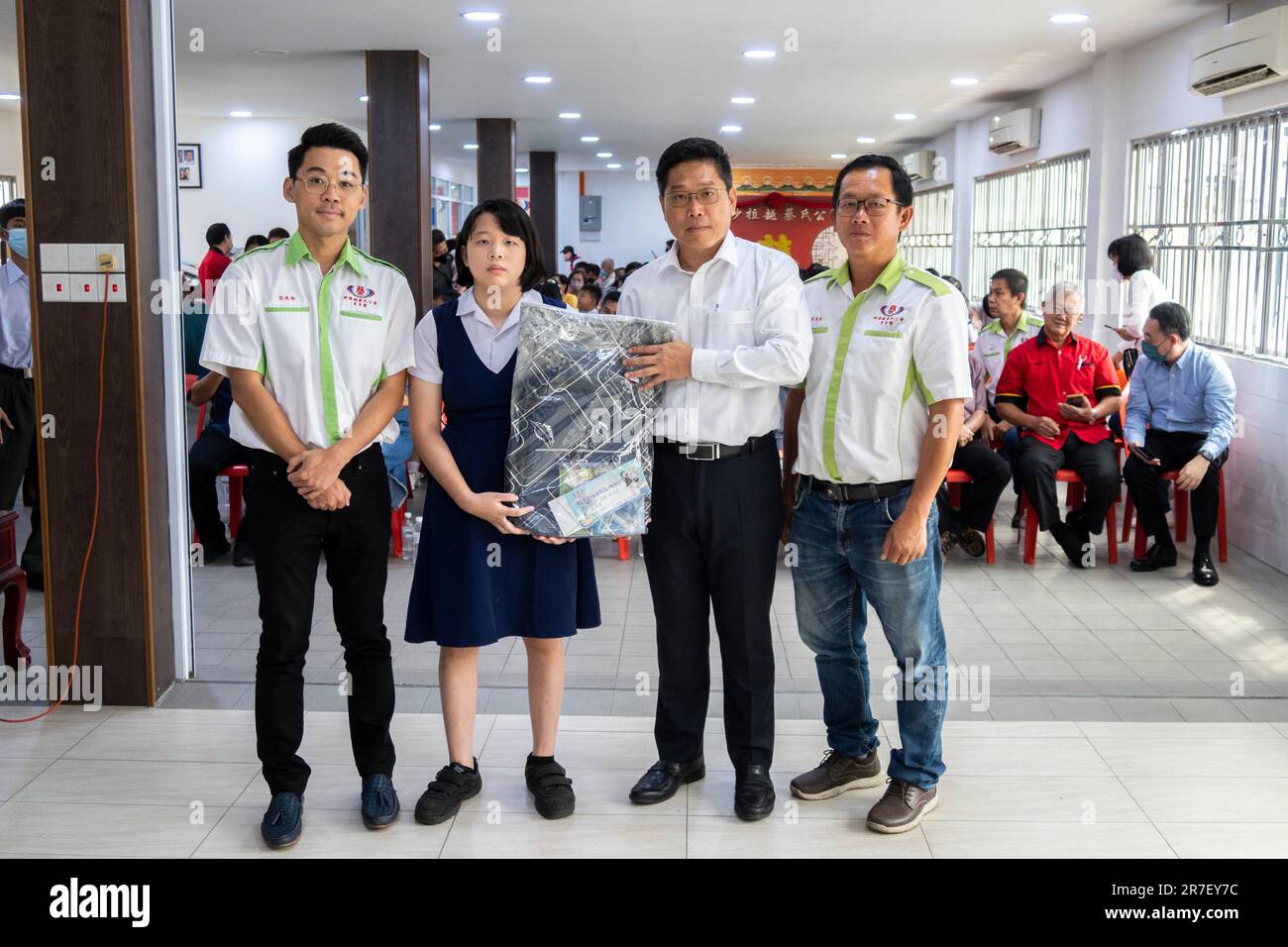 La Sección Juvenil del Clan de Sarawak Chai regala bolsas escolares