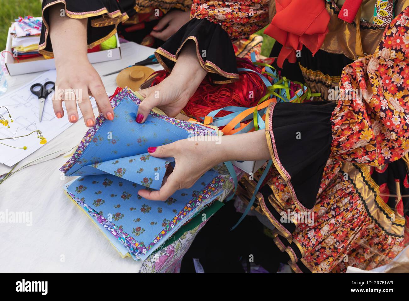 Las mujeres eligen la tela para las manualidades, hacen costura Foto de stock