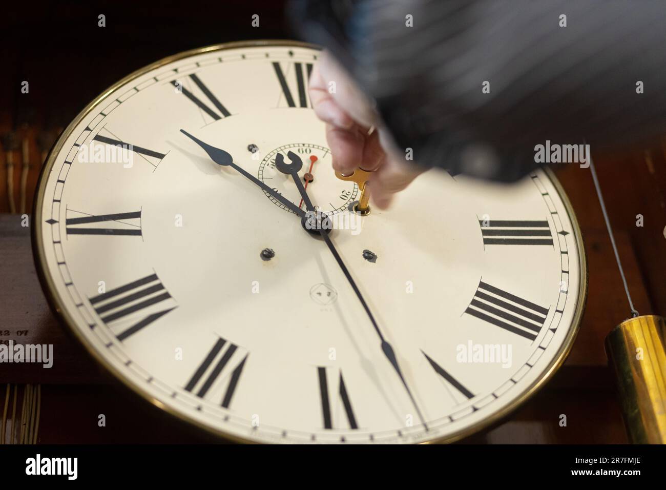 Mecanismo de reloj de pared fotografías e imágenes de alta resolución -  Alamy