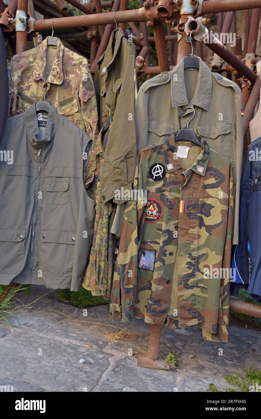 Sale army surplus clothing fotografías e imágenes de alta resolución - Alamy