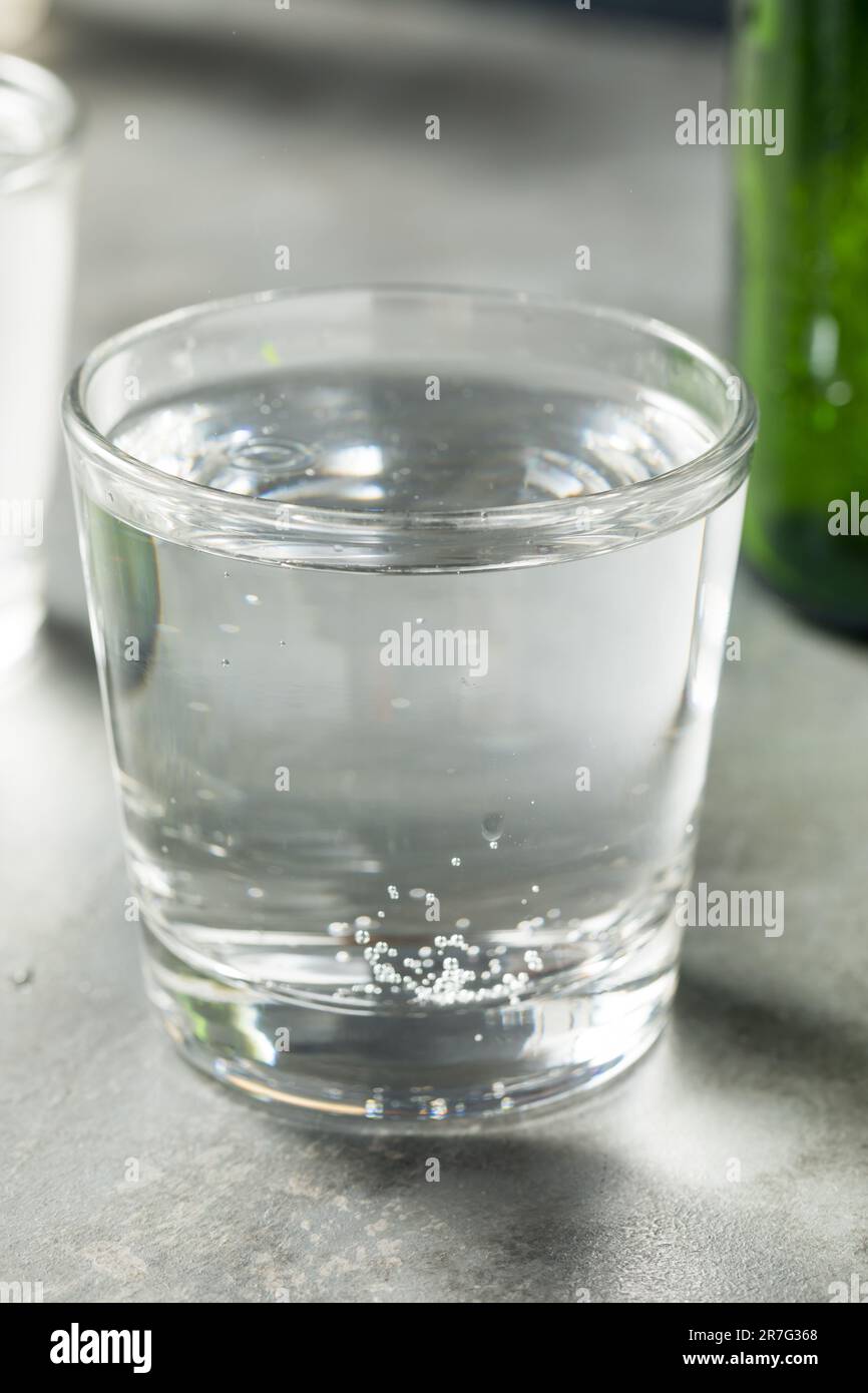 Agua mineral refrescante fría en un vaso Foto de stock