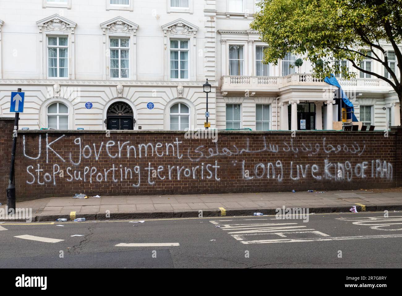 Grafiti afuera de la Embajada de la República Islámica de Irán, Londres protestando en apoyo al pueblo kurdo. El gobierno del Reino Unido deja de apoyar a los terroristas Foto de stock