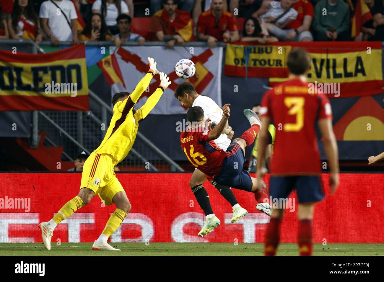 ENSCHEDE - (lr) El portero italiano Gianluigi Donnarumma, el español  Rodrigo Hernández durante el partido de semifinal de la UEFA Nations League  entre España e Italia en el Stadion De Grolsch Veste